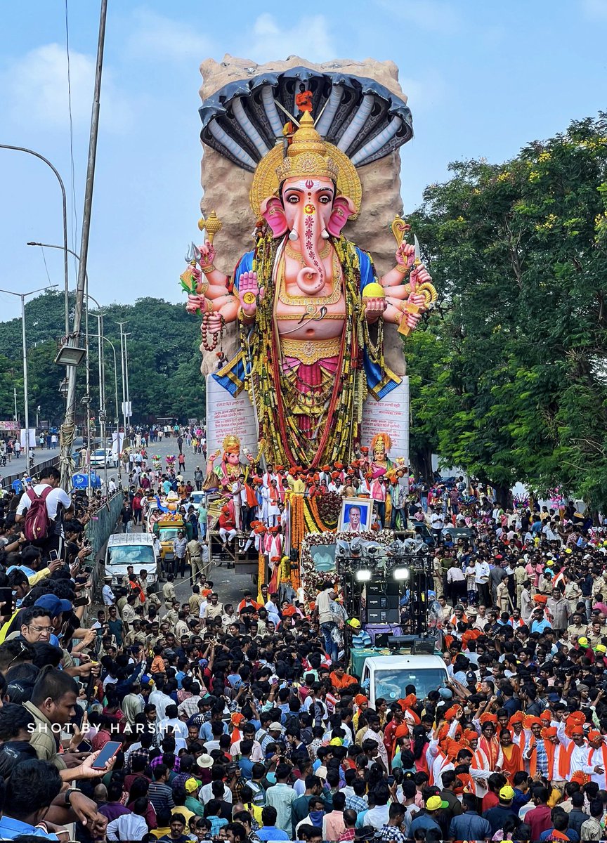 #PhotoOfTheDay 😍👌

#India's most famous #Khairatabad #Ganesh on the way to immersion in #HussainSagar Lake, #Hyderabad. 

📸: <a href="/HarshaHarshuu/">Harsha Vardhan</a> 
#KhairatabadGanesh #BadaGanesh #VinayakaChavithi #GaneshChaturthi