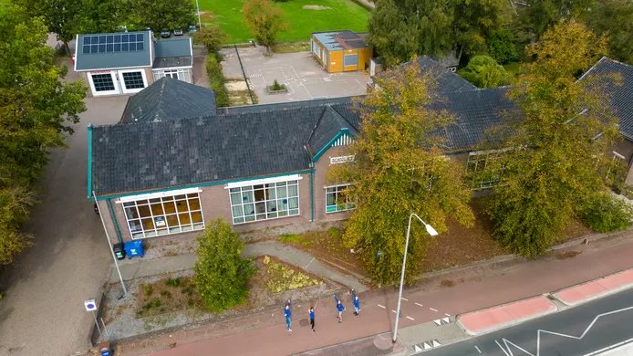 De vlag kan uit voor Kinderopvang Klarenbeek. Met de aankoop van de leegstaande basisschool De Dalk is de toekomst van de kinderopvang op de huidige locatie aan de Klarenbeekseweg verzekerd. Lokaal Apeldoorn heeft zich hiervoor hardgemaakt en het is gelukt!