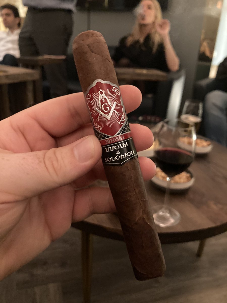 ldncigarsmoker's tweet photo. Wow what an incredible evening venturing out to @Farrants_Cobham (they have a wonderful cigar sampling lounge!) to smoke the Hiram &amp; Solomon #VeiledProphet 🙏 Feeling very humble to attend such an event. https://t.co/7JVsOZl7zk