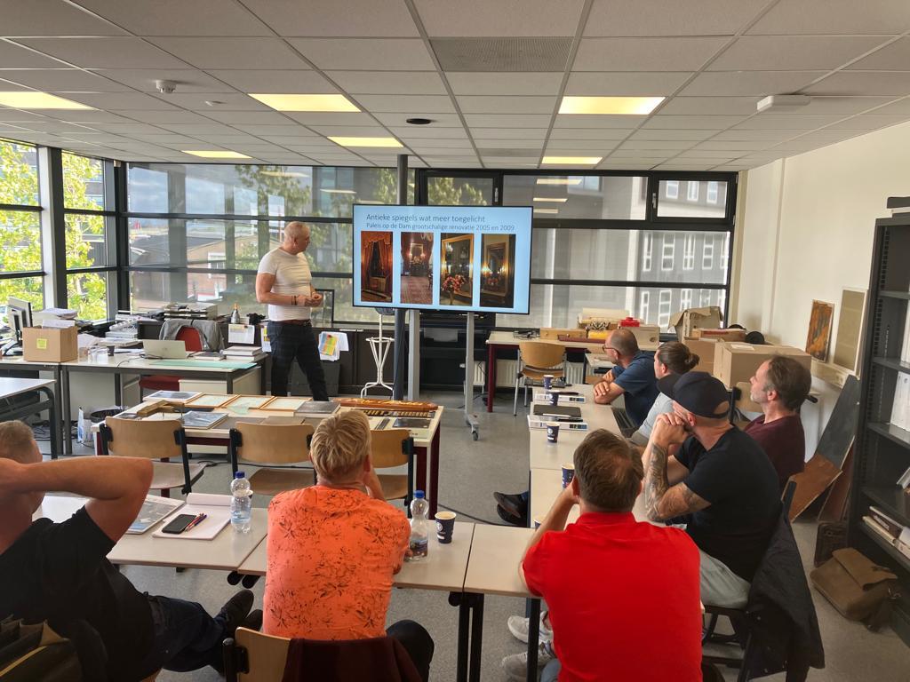 Bij de opleiding Erfgoed Schilderen krijg je ook interessante gastcolleges, zoals van Erik Winkler van Schitterend. Erik is specialist in ambachtelijke bewerkingen van glas. De opleiding start weer in januari 2024. Aanmelden/meer info: erfgoedopleidingen.nl/nce-opleidinge… #erfgoedopleiding