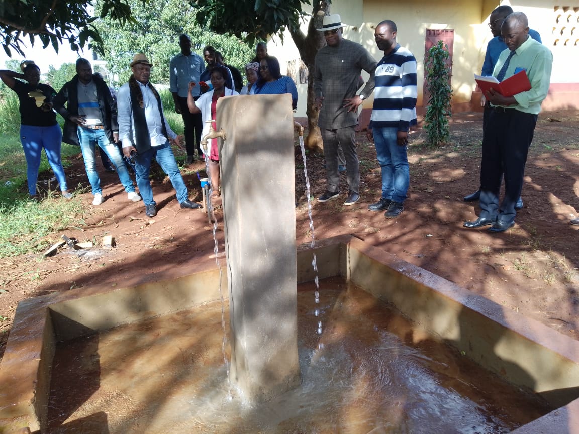 Mise en service officielle par le Maire de #Bangangté Eric Aimé Niat, de l'AEP Solaire du Centre de Santé Intégré de Banékane hier mercredi 27 septembre 2023, à travers une cérémonie de réception provisoire dudit projet, fruit d'un financement #BIP 2023.
facebook.com/10006921649593…