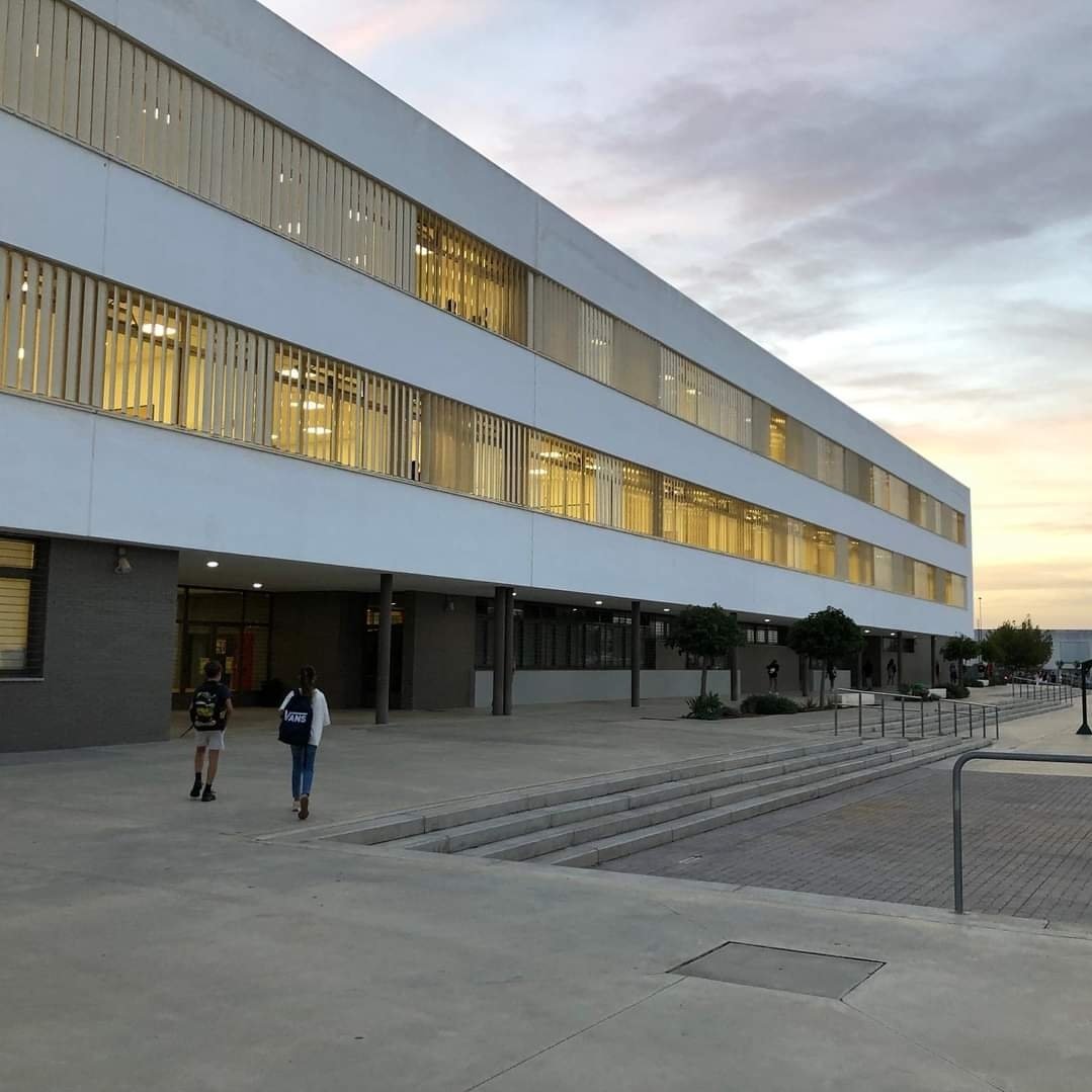 javiebenitez's tweet photo. 🔴 ÚLTIMA HORA

Ataque en el IES Elena García Armada de Jerez. 
Un alumno de 4° de la ESO ha apuñalado a dos estudiantes y dos profesores del centro. 
El instituto está siendo evacuado en estos momentos.
Más info en @CSurNoticias, @CanalSurRadio, @RAInformacion y @canalsurmas https://t.co/HOUYsrFyyN
