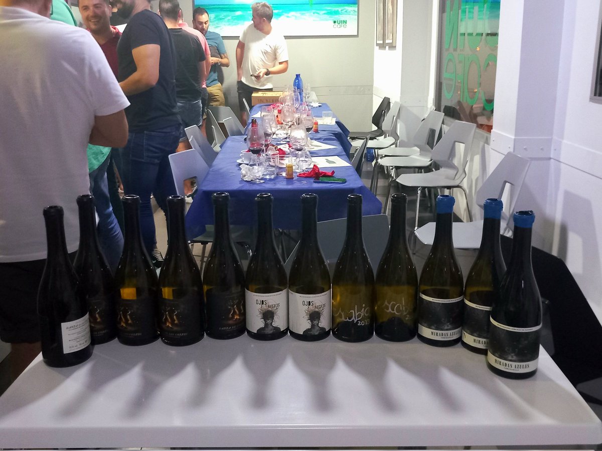 PepGranellTrave's tweet photo. Anoche pasaron cosas.
Magnífica cata y cena para conocer esta #bodega
Microbodega Dominio de Rodeno #azuebar #castellon
Gracias @dconejero por la invitación al evento 👌🍷🍇🤤
#winelover #wine #Vinotinto #bodega #winelovers #drink #BuenosDias #Jueves #September #enologia https://t.co/6lTxxWcIaF