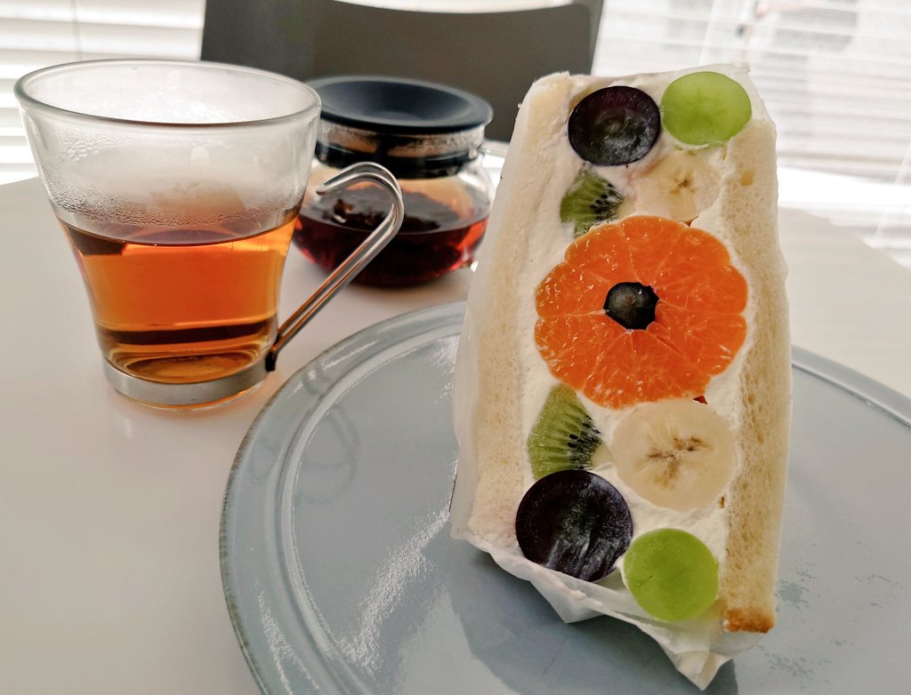 epicure2018's tweet photo. コピカリアンの斜向かい #INITAL で #ランチ 🍴
果物のお花畑(萌え断 #サンドイッチ )をアールグレイで😋
クリーム甘すぎず奥まで果物ぎっしり🍊🍇🍌🥝
🏥周辺 #カフェ巡り が唯一の楽しみ&気晴らしな日々☕
#木漏れ日のお茶会 #紅茶
#茶好連 #カフェ
#原宿 #ジニア
#TLを花でいっぱいにしよう https://t.co/1bDqfr4Lcm