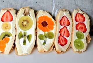 epicure2018's tweet photo. コピカリアンの斜向かい #INITAL で #ランチ 🍴
果物のお花畑(萌え断 #サンドイッチ )をアールグレイで😋
クリーム甘すぎず奥まで果物ぎっしり🍊🍇🍌🥝
🏥周辺 #カフェ巡り が唯一の楽しみ&気晴らしな日々☕
#木漏れ日のお茶会 #紅茶
#茶好連 #カフェ
#原宿 #ジニア
#TLを花でいっぱいにしよう https://t.co/1bDqfr4Lcm