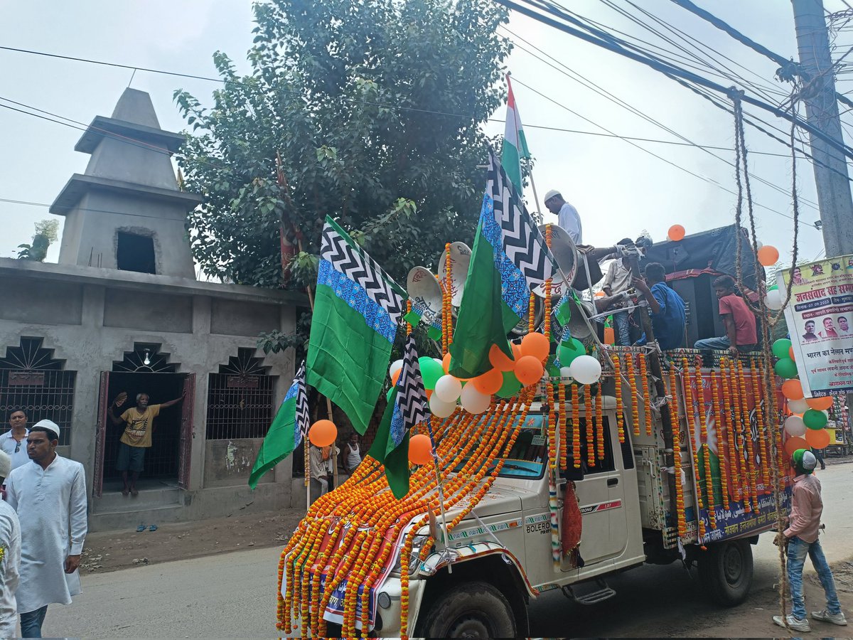 This is an #EidMiladUnNabi rally passing in front of a Hanuman Mandir.

No provocative song, Completely peaceful Jalsa. 
 
Notice the National Flag of India ABOVE the religious flags. 

This is Arrah, BIHAR, India.
