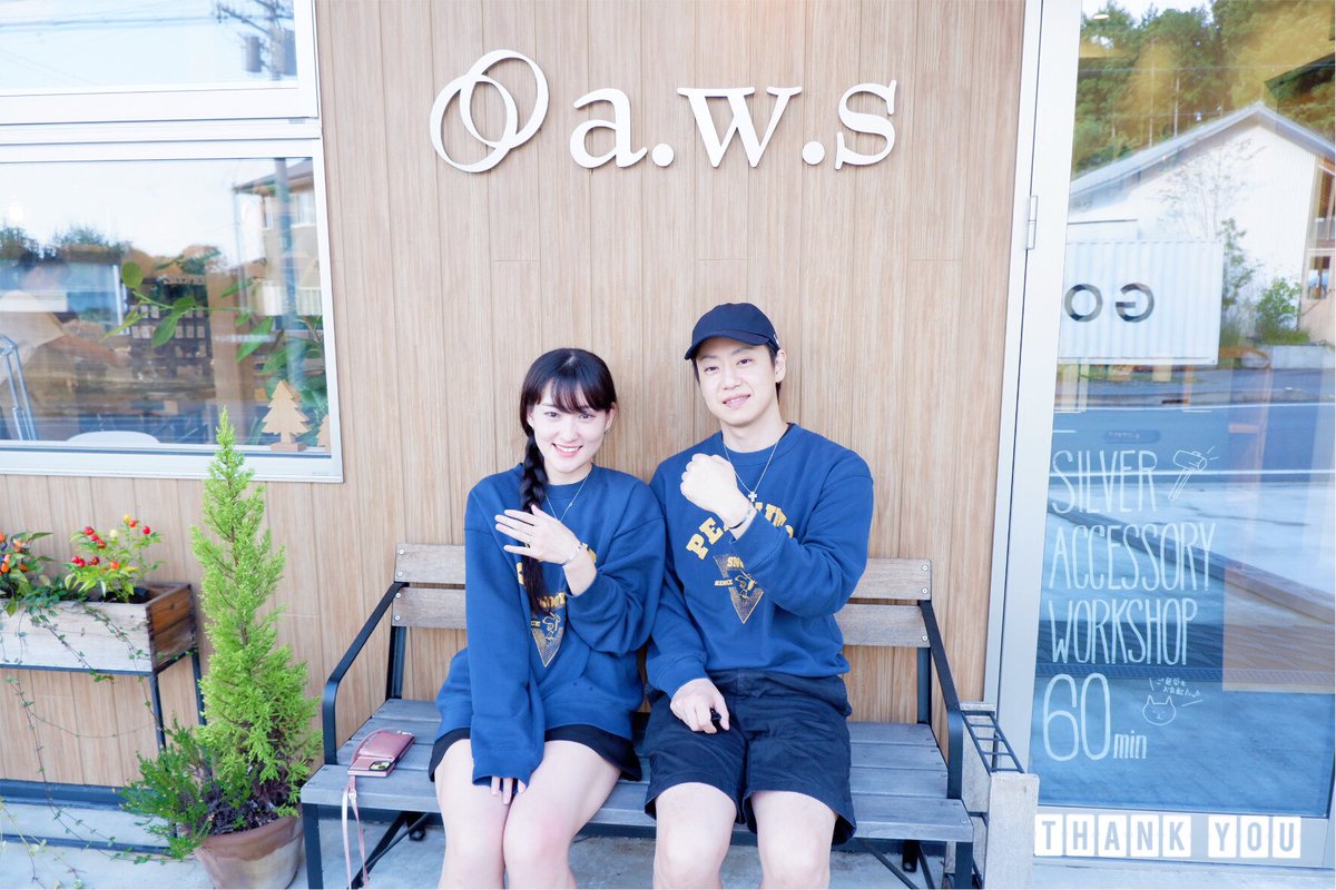 aws_nasu's tweet photo. 仲良しカップルさんは、シルバーアクセサリーメニューより、
✨ワイドバングル✨に文字とつち目加工を入れお作りになりました😊お互いに交換して、ひと文字ひと文字思いを込めてていねいに💕どの工程もお上手でした👍😆
ステキなバングルの完成です🎶

#那須　#体験　＃ペアリング https://t.co/wJLyH1RQN3