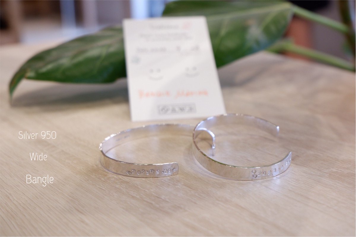 aws_nasu's tweet photo. 仲良しカップルさんは、シルバーアクセサリーメニューより、
✨ワイドバングル✨に文字とつち目加工を入れお作りになりました😊お互いに交換して、ひと文字ひと文字思いを込めてていねいに💕どの工程もお上手でした👍😆
ステキなバングルの完成です🎶

#那須　#体験　＃ペアリング https://t.co/wJLyH1RQN3