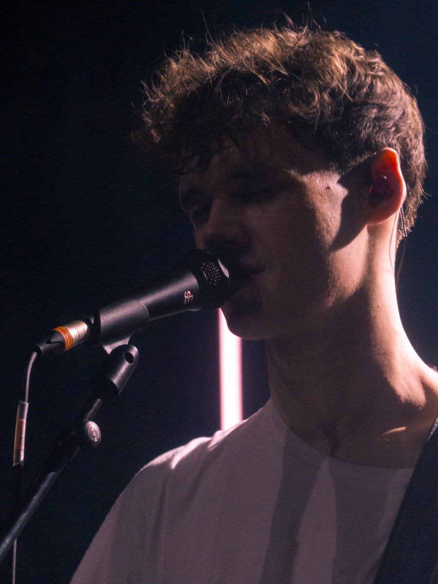 mohopoly's tweet photo. thread of photos i took on my point and shoot at lovejoy’s show in london! (27/09/23) https://t.co/urhpvflFhg