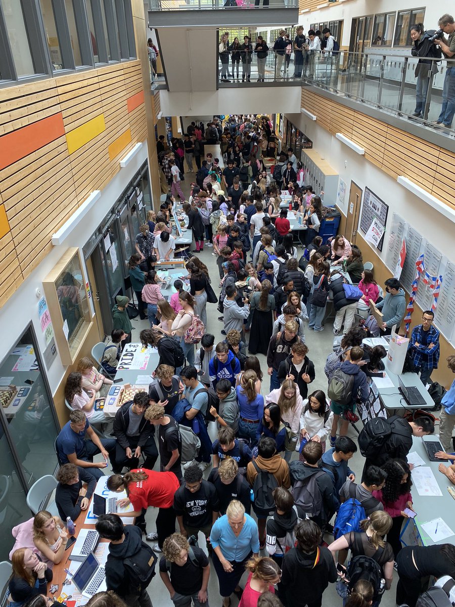 Thank you to @VSB39 @KitsilanoSS Student Council for organizing a fantastic Clubs Day! Over 40 clubs for students to choose from and get involved. #community #getinvolved