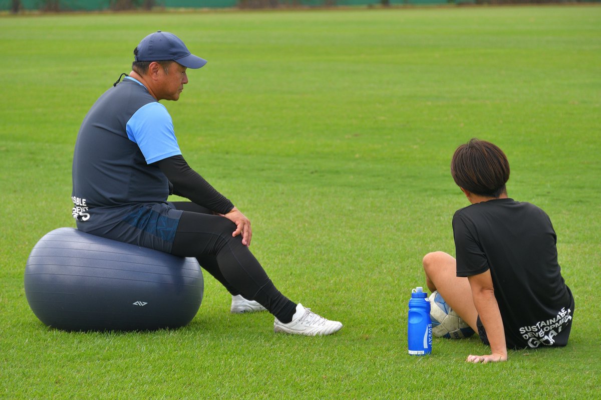 jleasefc's tweet photo. 🔵スタッフ特集🔵

いつもチームを支えてくれている #ジェイリースFC の
スタッフの様子を少しだけ。

#佐藤考範 ヘッドコーチ
#池田達哉 アシスタントコーチ
#花田亮 トレーナー
#大野春佑 主務

少人数で幅広い業務を日々こなしています✨
彼らも全国社会人サッカー選手権に向けて頑張っています🔥 https://t.co/TYkPCpF1jG