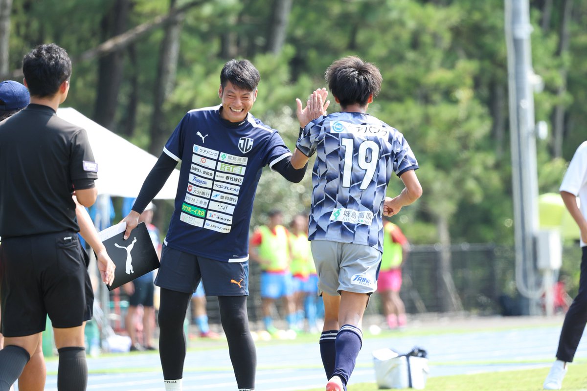 jleasefc's tweet photo. 🔵スタッフ特集🔵

いつもチームを支えてくれている #ジェイリースFC の
スタッフの様子を少しだけ。

#佐藤考範 ヘッドコーチ
#池田達哉 アシスタントコーチ
#花田亮 トレーナー
#大野春佑 主務

少人数で幅広い業務を日々こなしています✨
彼らも全国社会人サッカー選手権に向けて頑張っています🔥 https://t.co/TYkPCpF1jG
