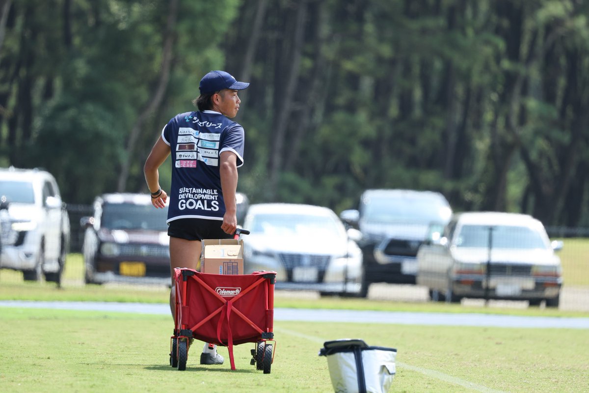 🔵スタッフ特集🔵

いつもチームを支えてくれている #ジェイリースFC の
スタッフの様子を少しだけ。

#佐藤考範 ヘッドコーチ
#池田達哉 アシスタントコーチ
#花田亮 トレーナー
#大野春佑 主務

少人数で幅広い業務を日々こなしています✨
彼らも全国社会人サッカー選手権に向けて頑張っています🔥