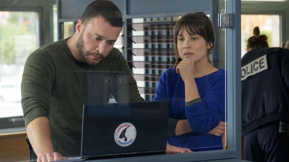 francetvpro's tweet photo. 📈 #audiences @France2tv 

Leader hier soir avec la fiction inédite « À fleur de peau »

📌 3,9M de tvsp et 20,1 % de PdA
 
Avec #RaphaelLenglet #FloreBonaventura #ElodieVarlet 

▶️ Dispo sur https://t.co/JqV7mXAoWY https://t.co/BpBfwrz7Yv