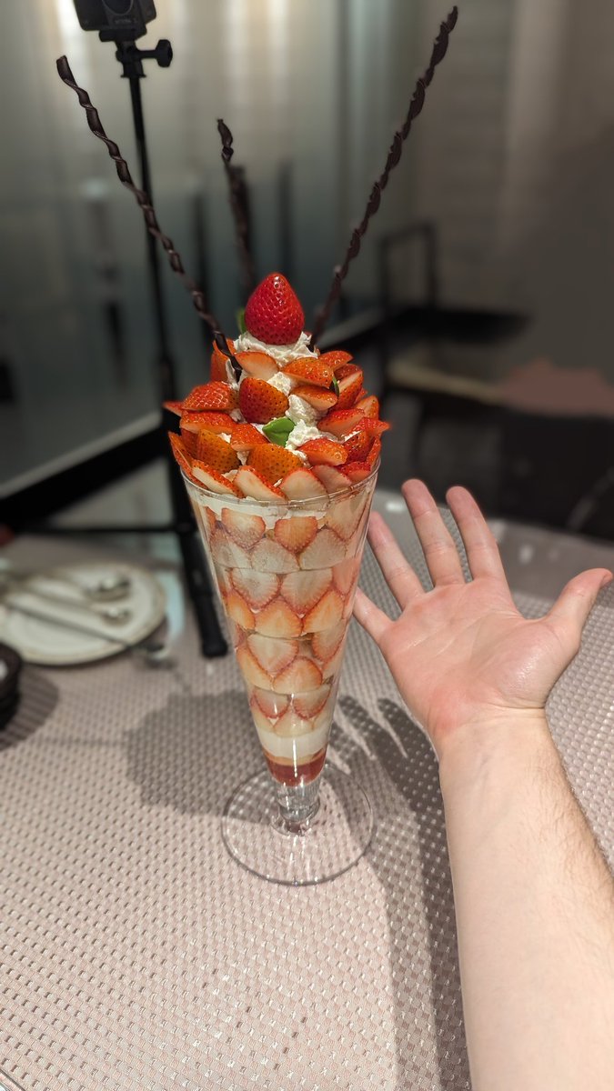 CDawgVA's tweet photo. I ordered a small dessert and they gave me this HELP. https://t.co/Na88Ymy0l7