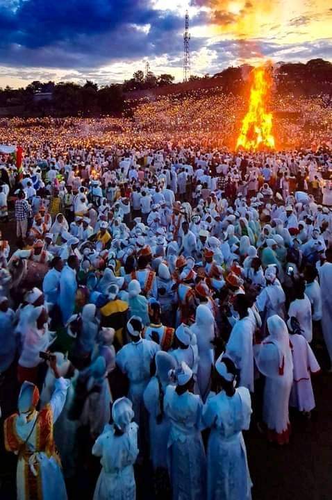 OrthodoxyNews's tweet photo. The Ethiopian Orthodox Church celebrates the discovery of the True Cross by Queen Helena. The festival is known as Feast of the Exaltation of the Holy Cross in other Orthodox, Catholic &amp; Protestant churches.

Happy  holiday to our Ethiopian fellows!
📷: 🇪🇹n Meskel celebration https://t.co/ycuPqazSeh