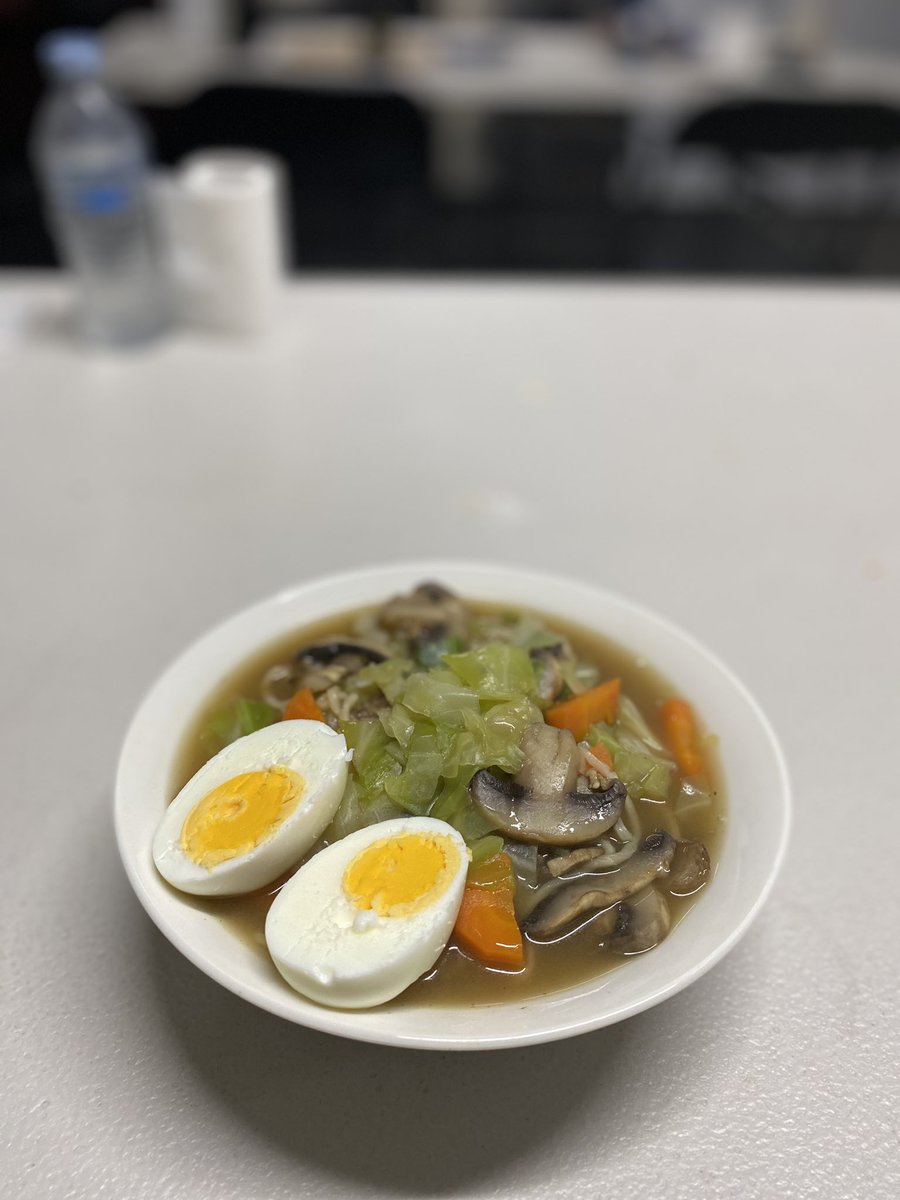 ウーリーの2$のチキンラーメンに野菜をマシマシに入れて作ると、煮込みラーメンになりました

ご馳走いただきます😌