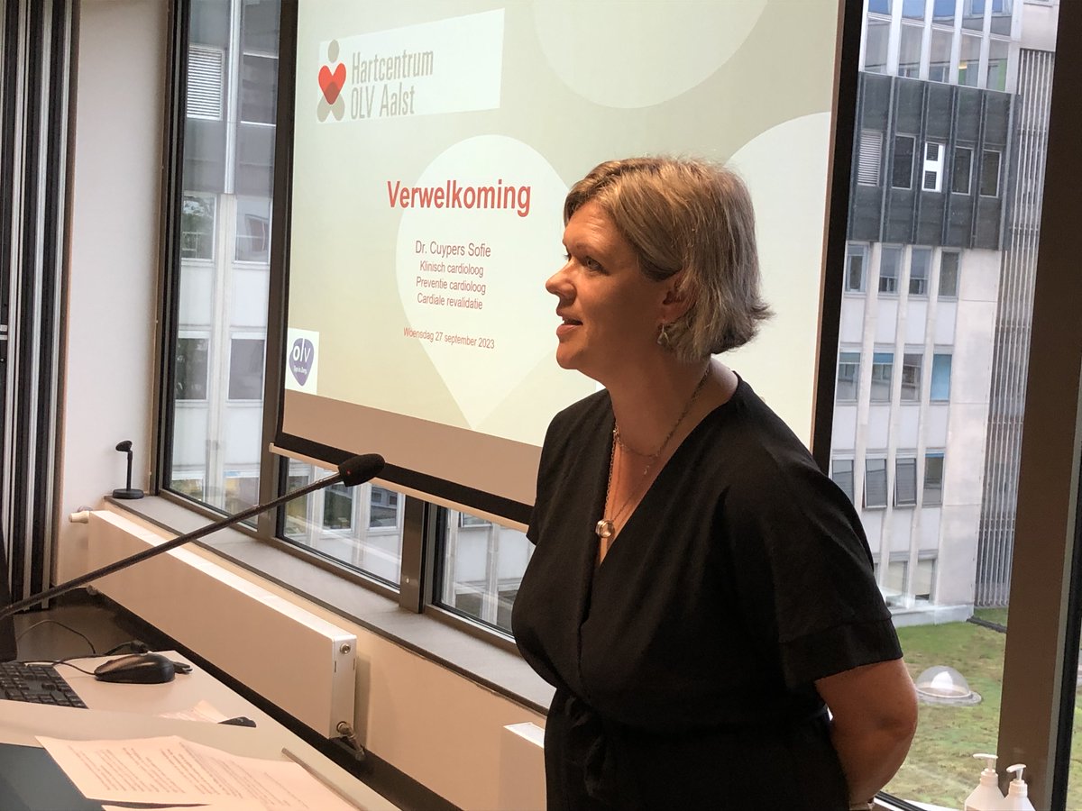 OLVZaalst's tweet photo. Full House! De infoavond van @CardioAalst ihkv de #weekvanhethart kende een groot succes. Meer dan 120 deelnemers leerden er meer over de risicofactoren op hartproblemen & over het belang van een goede levensstijl voor een gezond hart. Preventie en educatie daar zetten we op in! https://t.co/Wu97vj3dx1