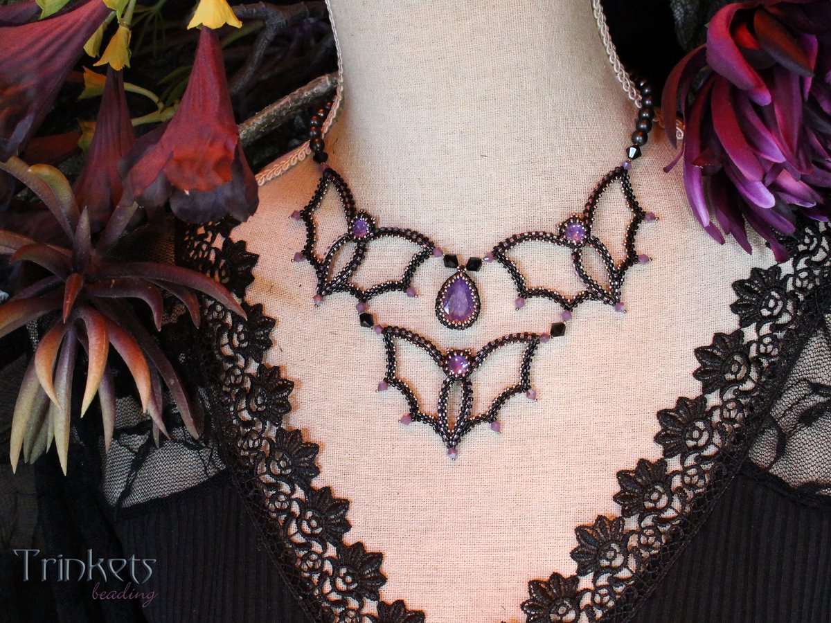 Let's get ready for Halloween with this bat necklace! Beading pattern for the bat shape is now available: trinketsbeading.com/Beading-patter…
#beadingpattern #beadweaving #Halloween #halloweenjewelry