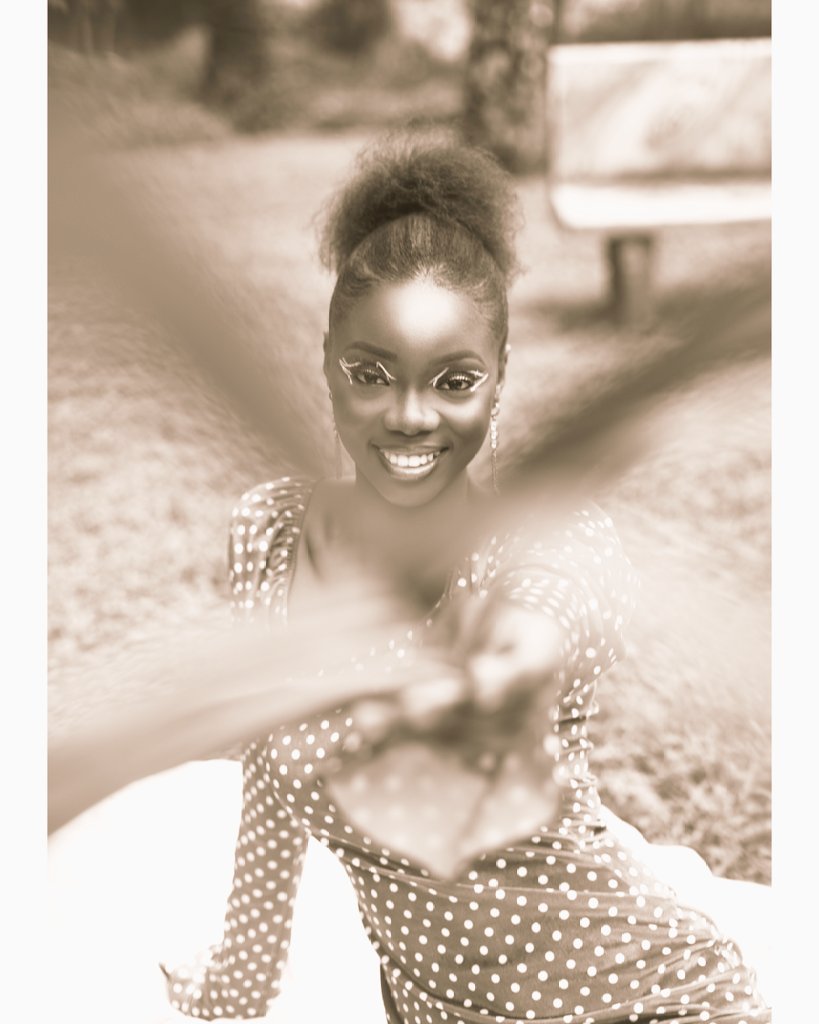 Iam_AnjolaE's tweet photo. Found myself outside, took a camera and created this
"Use God's light when you don't have Godox light."- @Pix_Haven
#PWCML #Anjolae https://t.co/k8haTVfCTI