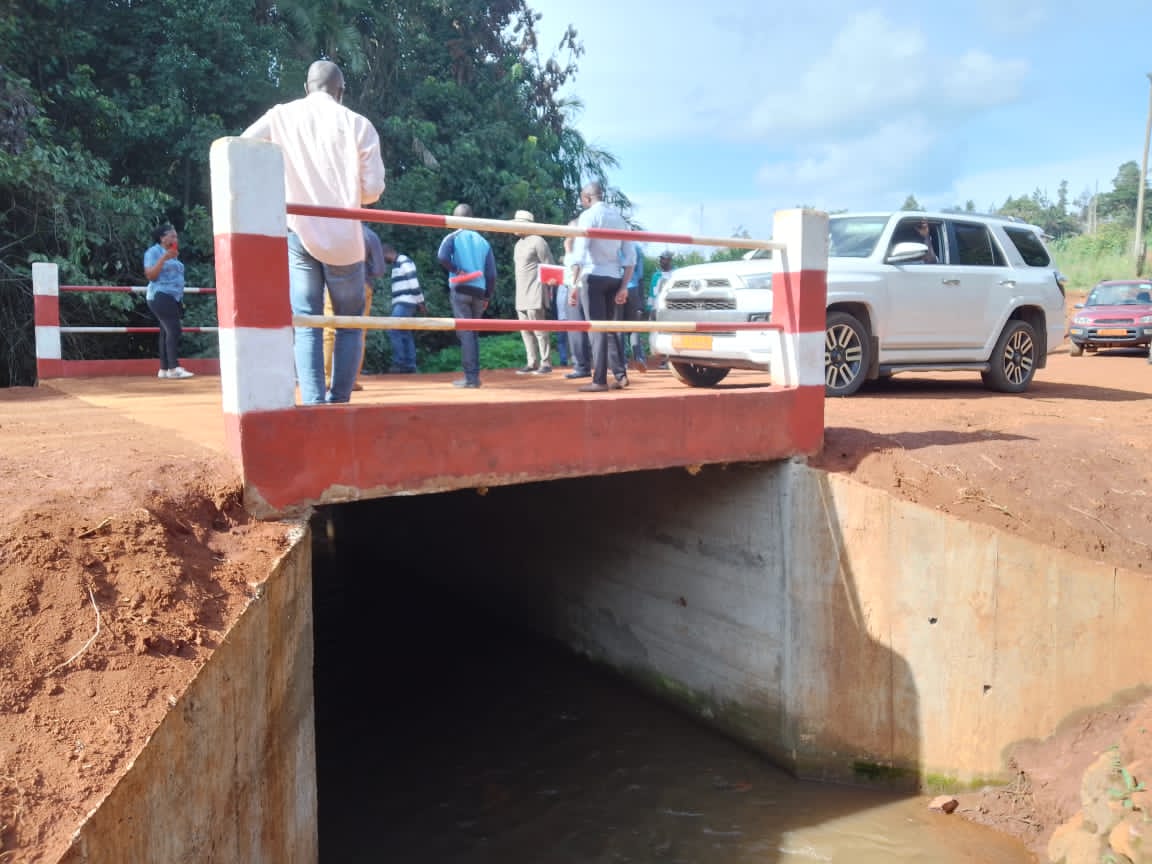CommunedeBangan's tweet photo. Les localités de #Bapoumpa et de #Banékane sont désormais reliées par un dalot. L'heureux constat de la fin des travaux a été fait par le Maire de #Bangangté Eric Niat qui a procédé à sa réception provisoire en présence du représentant du Préfet du #Ndé.
https://t.co/Pilu2SOeRK https://t.co/XLhyGsz18p
