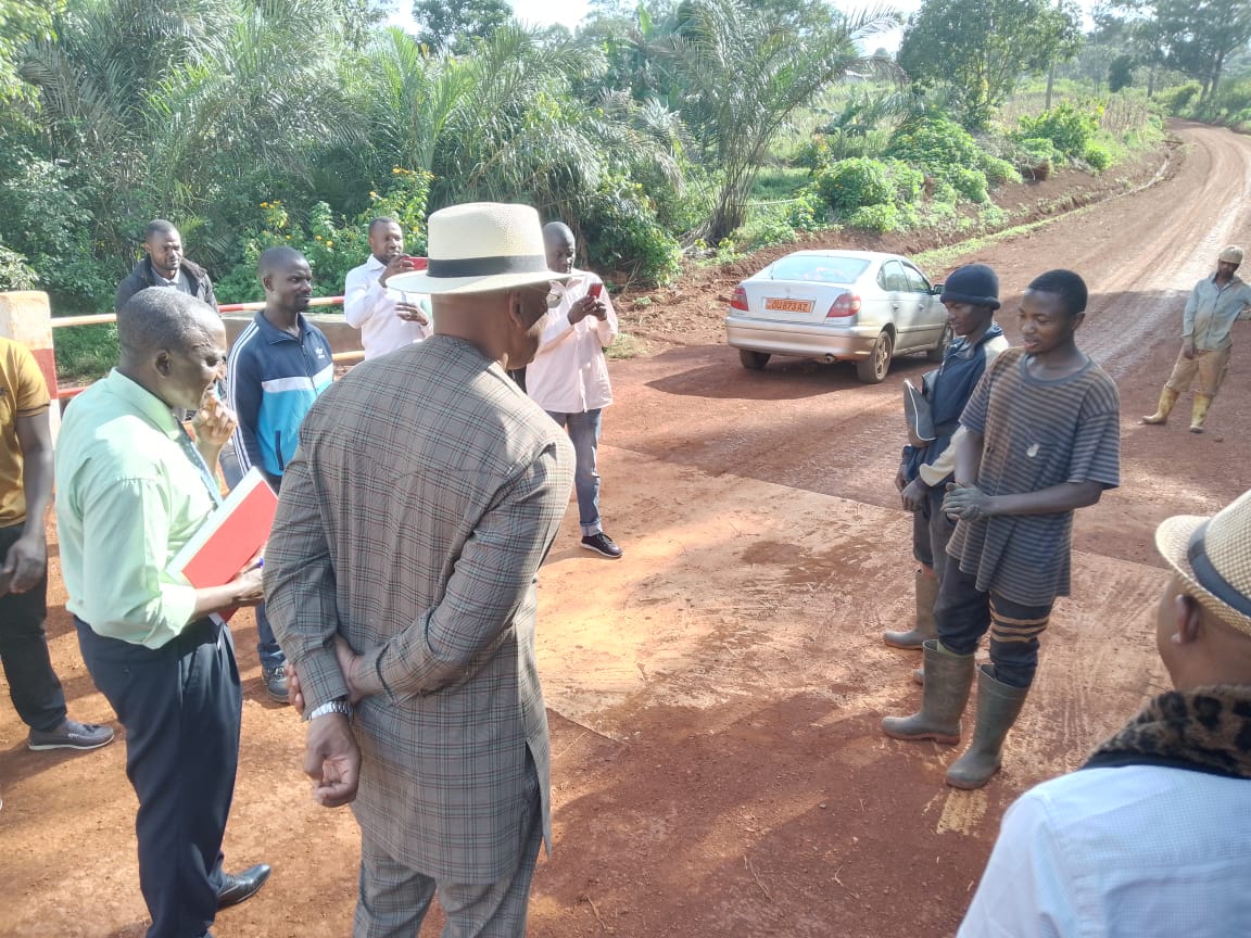 CommunedeBangan's tweet photo. Les localités de #Bapoumpa et de #Banékane sont désormais reliées par un dalot. L'heureux constat de la fin des travaux a été fait par le Maire de #Bangangté Eric Niat qui a procédé à sa réception provisoire en présence du représentant du Préfet du #Ndé.
https://t.co/Pilu2SOeRK https://t.co/XLhyGsz18p