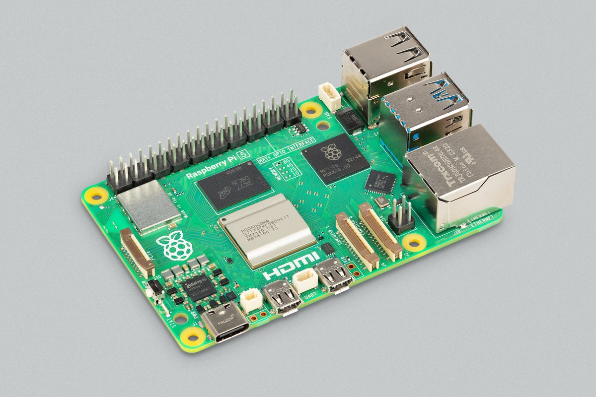 RaspberryPidk's tweet image. Så er der ny Raspberry Pi 5 lanceret i dag! Den kommer med 2-3x CPU performance og en lang række andre forbedringer. Vi får et begrænset lager af Raspberry Pi Starter Kits til levering 25-10-2023 - forudbestil her: raspberrypi.dk/produkt/raspbe…