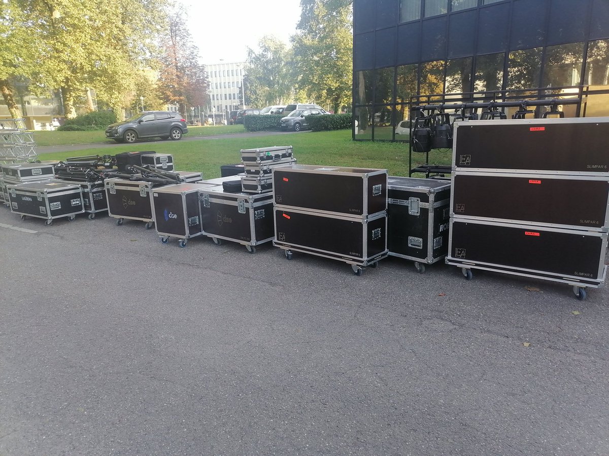 juillard_fanny's tweet photo. #NEDC_Metz_2023 Deuxième journée de montage pour la @NuitChercheurs ce vendredi 29 septembre ☀
#NEDC https://t.co/MVKtb0mJoR