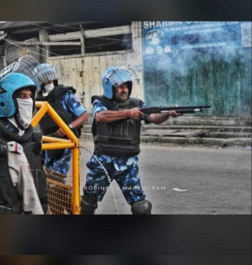 LoyumbaAK's tweet photo. RAF shooting live bullets during the students' protest against the killing of 2 students by Kukis. 
#gobackKuki
#GoBackIndianArmy #gobackRAF
#SaveMeiteiSaveManipur 
@TheQuint @thewire_in @UN @scroll_in
@Outlookindia
@ndtvindia 
@timesofindia @the_hindu @News9Tweets https://t.co/em3Xox8wq2