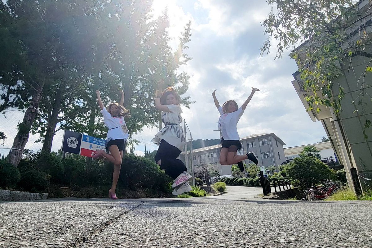 yoko_aramaki's tweet photo. 京都福知山成美高等学校でライブさせて頂きました🥰

先生も生徒の皆さんも最高！
地響き鳴ってる?!な声援に
『ここは野外の夏フェスか😳❤️‍🔥』
盛り上がって感動感激…😭💕

ステージ上がってくれた、イワキ先生、男子達、最高すぎました👍✨

みんな、本当にありがとう！！！
若いって素晴らしい！！！ https://t.co/uQQPBtqv3U
