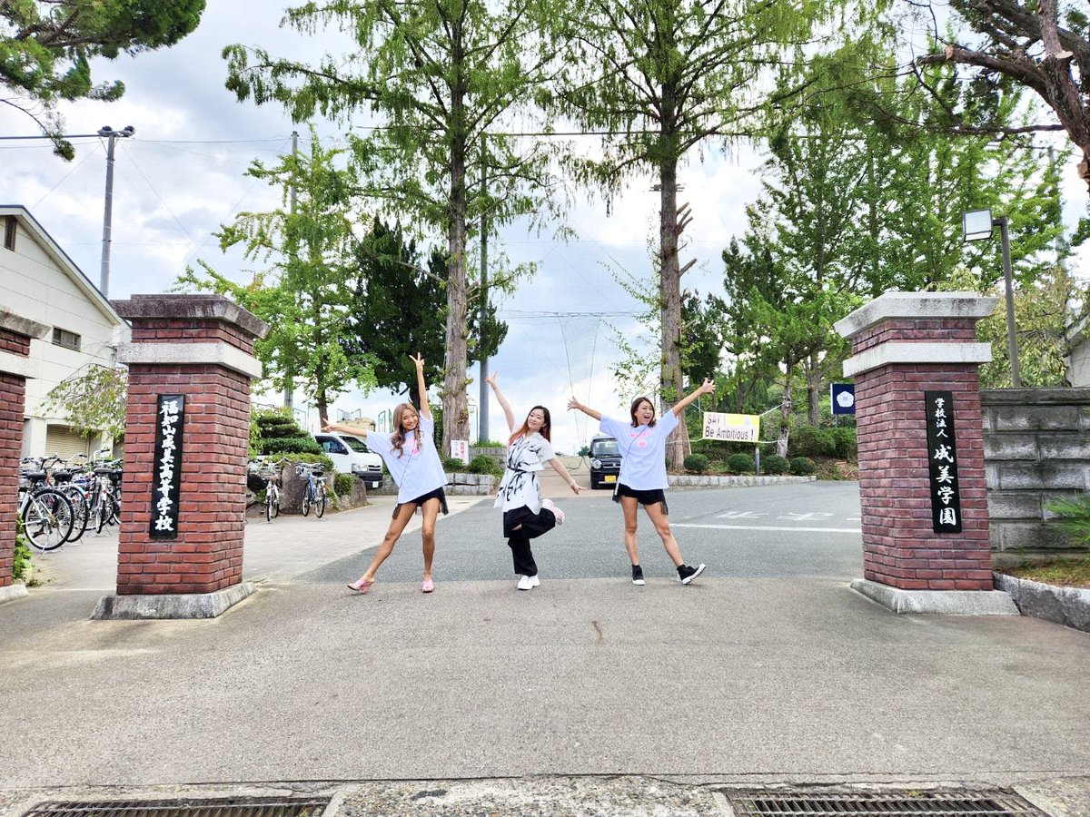 yoko_aramaki's tweet photo. 京都福知山成美高等学校でライブさせて頂きました🥰

先生も生徒の皆さんも最高！
地響き鳴ってる?!な声援に
『ここは野外の夏フェスか😳❤️‍🔥』
盛り上がって感動感激…😭💕

ステージ上がってくれた、イワキ先生、男子達、最高すぎました👍✨

みんな、本当にありがとう！！！
若いって素晴らしい！！！ https://t.co/uQQPBtqv3U