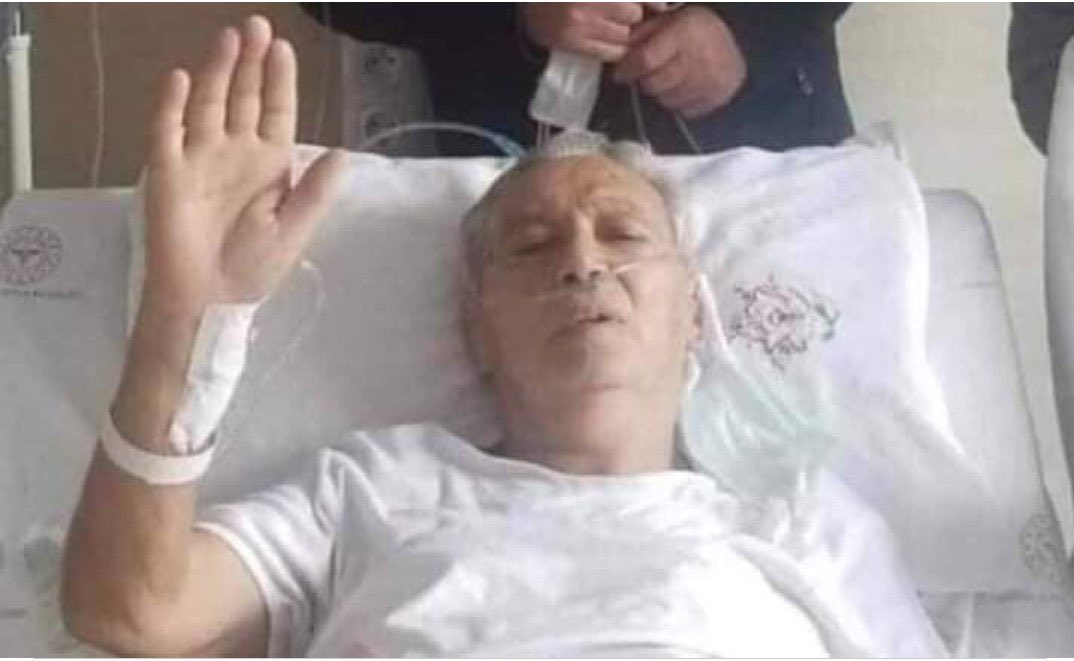 TATİLDEYKEN DEVLETİN ARACINA BİNMEM DİYEN VALİ ÖZTÜRK HAYATINI KAYBETTİ.

Yıllar önce, İzmir ile Çeşme arası seyahat eden bir minibüsü polis kimlik kontrolü için durdurur. Ayakta seyahat eden bir bey'in kimliğine bakan polisler dona kalır.
İçişleri Bakanlığı tarafından verilen