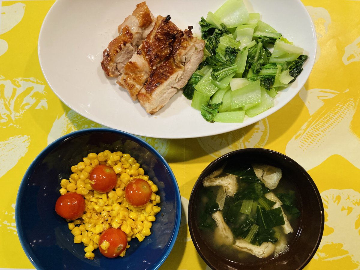 frishapp's tweet photo. まだ暑い!爽やかな柚子胡椒味でさっぱり🍋
・鶏ももの柚子こしょう焼き
・コーンとミニトマトのバター炒め
・小松菜と油揚げのみそ汁
グリルで焼くだけ皮もパリパリ!
油跳ねもなく掃除もラクチン✨
副菜は和洋風どちらでも相性👌
#frish #献立 #おうちごはん #料理好きな人と繋がりたい #料理記録 https://t.co/4osyJfp07l