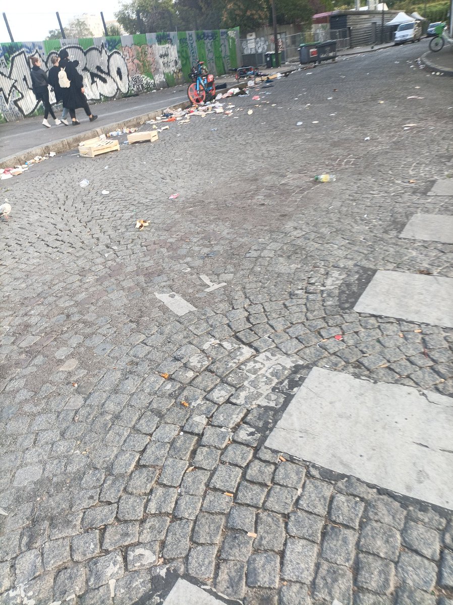 Bonjour Mr <a href="/APilartz/">Andréas Pilartz</a> 
Vous êtes en charge de la propreté de
#paris19. Pourriez-vous demander à vos équipes d'effectuer plusieurs passages avenue Porte de la #villette. 
<a href="/prefpolice/">Préfecture de Police</a> <a href="/nicolas_nordman/">Nicolas Nordman</a> voici les conséquences du marché clandestin qui est TOUJOURS là.
