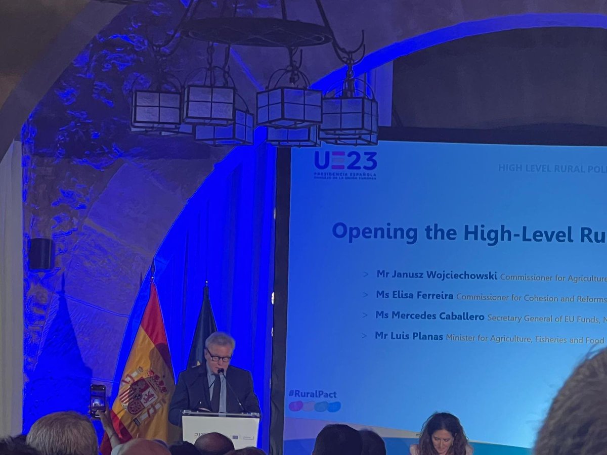 El presente y futuro de las áreas rurales europeas se decide en España 🇪🇺🏛️🇪🇸🌾 Arranca en Sigüenza el 1er. Foro de alto nivel sobre política rural de @eu2023es @EU_Commission y @EURuralPact 🎙️Intervienen @LuisPlanas y @jwojc 🔴Directo→ tinyurl.com/2xpozyk2 #RuralPact