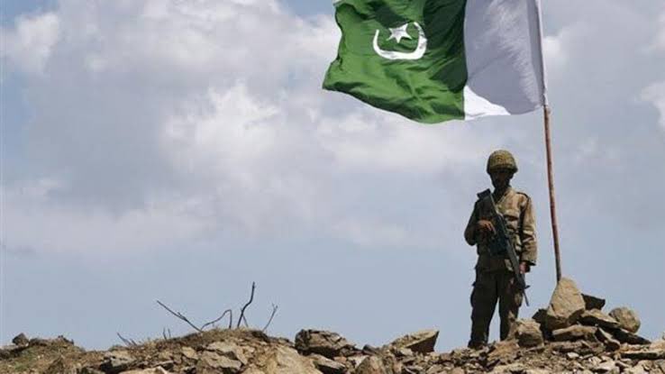 IslooInsider's tweet image. 88% of Pakistanis have a positive opinion of Pakistan Army in latest Gallop Survey that silences paid social media trolling against Pakistan Army by nefarious actors. Pakistani Nation stands United behind its armed forces. #Pakistan