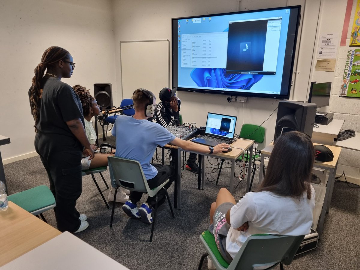 EAVA FM 102.5 tweet media