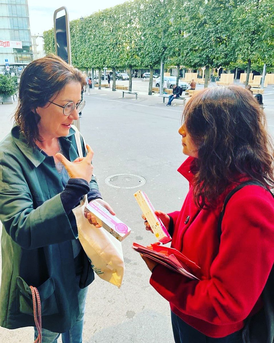 #SafeAbortionDay 
Ce matin, nous, @FemmesSPFrauen, avons mené une action dans le cadre de la journée du droit à l’avortement. 

Nous avons distribué des tests de grossesse pour rappeler que les droits reproductifs sont des droits humains.