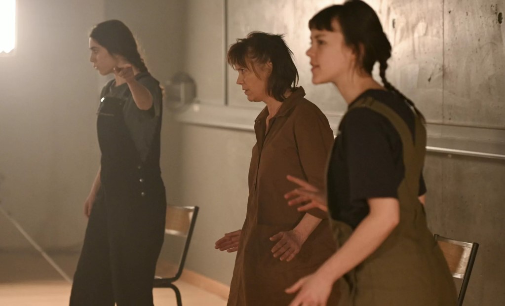[critique] <a href="/VincentBouquet/">Vincent Bouquet</a> L’Arbre à sang, les ramifications de la vengeance bit.ly/3PVWTJO Tommy Milliot fait sien le texte du dramaturge australien Angus Cerini où trois femmes, pour endiguer les violences qu’elles subissent, sont contraintes de se faire justice
