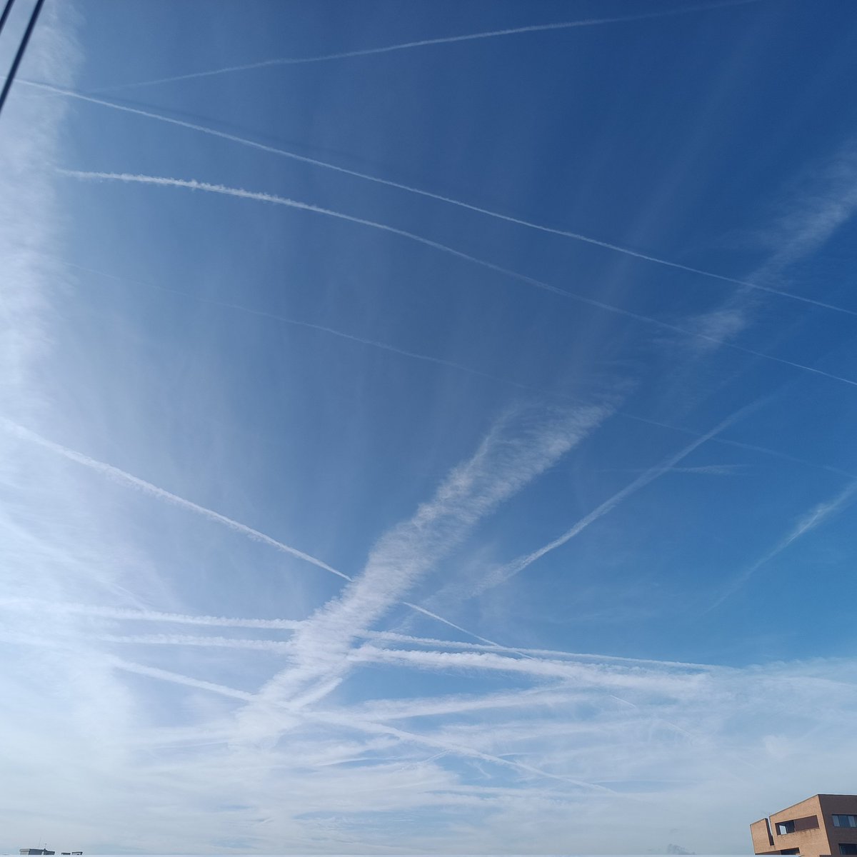 eoeeeeeeeeeeeee's tweet photo. #Geoingenieria #bioterrorismo #sequiainducida #traficoaereo #aemet #estoeslaguerrq #valeya https://t.co/h432MWKk8u
