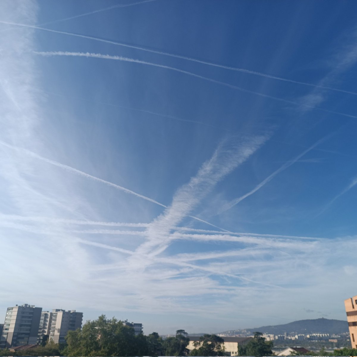 eoeeeeeeeeeeeee's tweet photo. #Geoingenieria #bioterrorismo #sequiainducida #traficoaereo #aemet #estoeslaguerrq #valeya https://t.co/h432MWKk8u