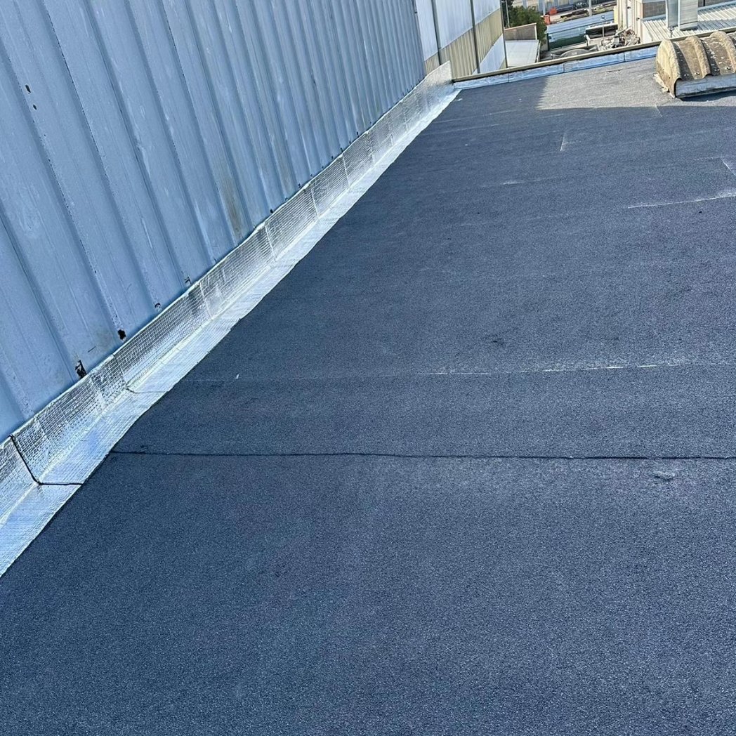 Albat_idf's tweet image. Etanchéité bi-couche ✅️

#chalumeau #chantier #travaux #btp #vegetalisation #terrasse #terre #gravillon #velux #iledefrance #paris #Étanchéité
#TravauxDétanchéité
#ToitureÉtanche
#Construction
#Bâtiment
#Imperméabilisation #Infiltrations #RéparationToiture #ÉtanchéitéToit