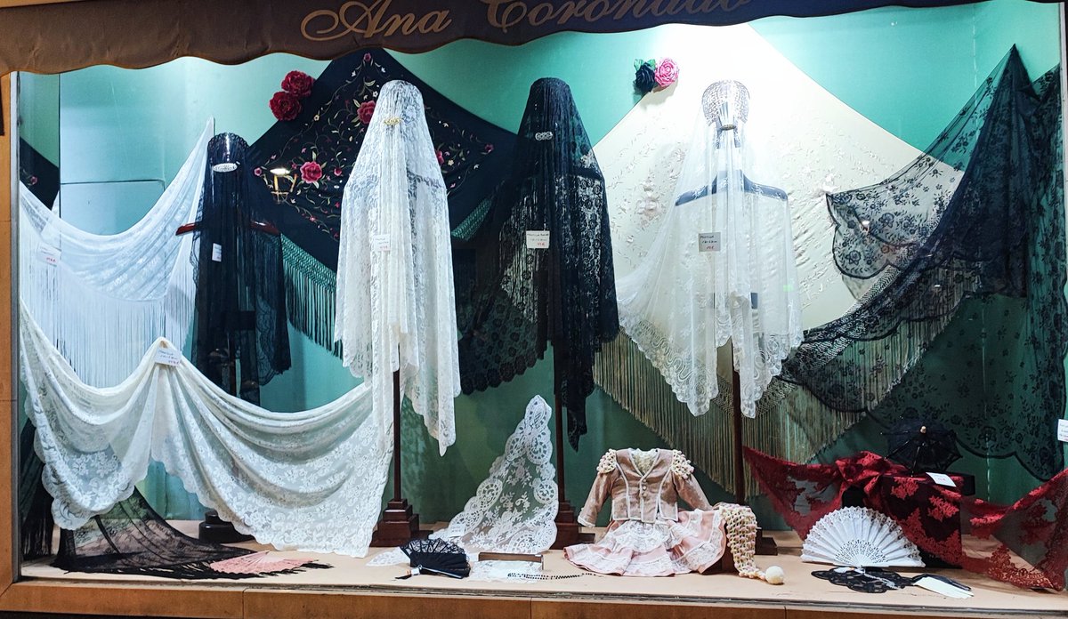 Ya están aquí las #fiestaspatronalesdetorrejon 
Las mantillas, peinetas,broches,etc...para ir perfecta en #anacoronadoshop ♥️
Viva la Virgen del Rosario!!