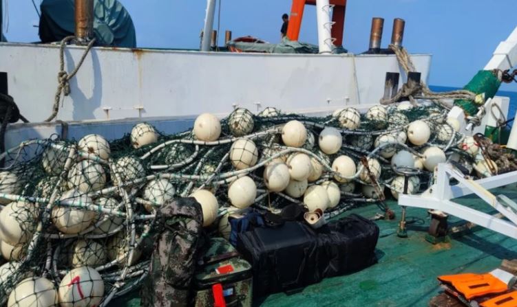 DefenseMirror's tweet photo. Not Philippines, We Removed the Floating Barrier in South China Sea: Chinese Coast Guard:-
https://t.co/5emfwwYxtb
#China #Philippines #CoastGuard #China #EEZ #FloatingBarrier #SouthChinaSea #ScarboroughShoal #PanatagShoal https://t.co/oU6P8wJLBt
