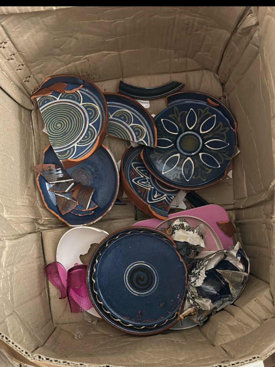 kashmira_rao's tweet photo. @AmitKumarA Availed @nobrokercom packers &amp; movers services for moving items from Mumbai to Bangalore. Pathetic service as many items damaged. Damage to the extent of Rs. 1,93,850/-. 3 cartons Trying to force us to close the matter by offering Rs 11,500 and only a month to accept https://t.co/ot8HZussQa