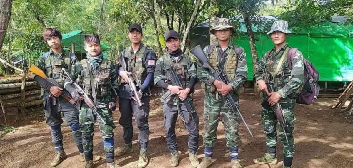 #India (#Bharat) 🇮🇳: A new photo posted by Kuki militias; allegedly during the recent clashes in #Manipur.

The militias are armed with a rare Type 11 (ปลย.11) assault rifle (made in #Thailand🇹🇭), Remington 700 SPS Varmint rifle, M79-pattern grenade launcher, MA-3 Mk 2 rifles and
