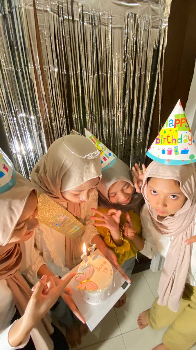 rreeaya's tweet photo. night party 🎁🎈 https://t.co/6z4jeXdSML