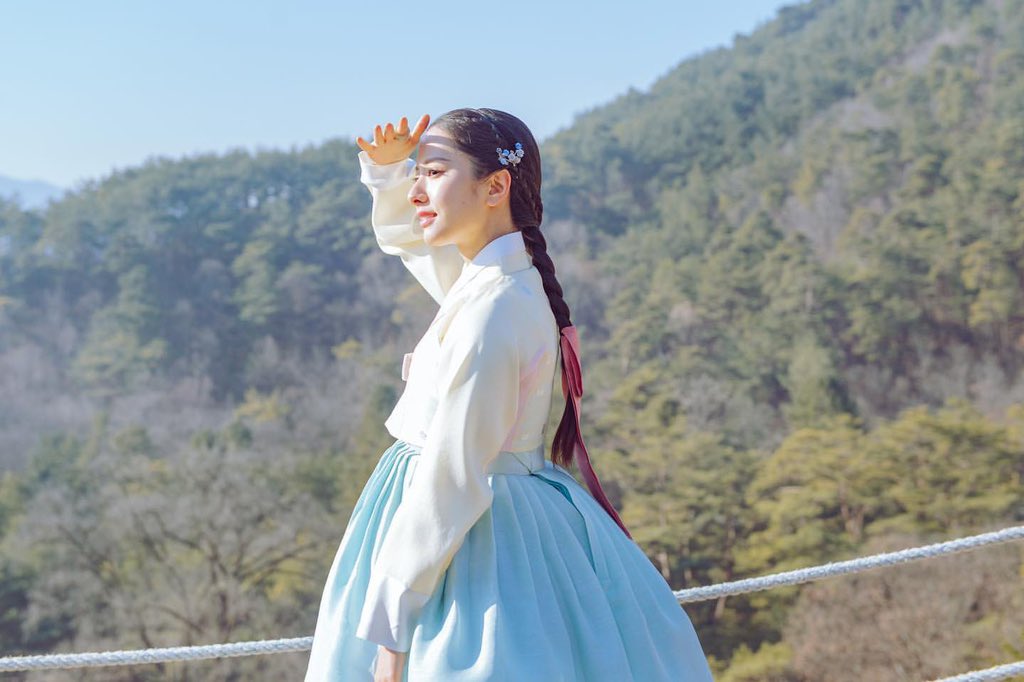 sarwangizna's tweet photo. 띵똥! Ucapan spesial dari Lee Yeonju telah tiba hari ini. 💌 Aku mengunggah beberapa potret melalui laman 𝑡ℎ𝑟𝑒𝑎𝑑𝑠 milikku! Bagaimana perayaan 𝖢͟𝗁͟𝗎͟𝗌͟𝖾͟𝗈͟𝗄͟ kalian sejauh ini, ujungs? Semoga potret yang telah aku unggah hari ini akan melengkapi hari kalian. ♥︎ https://t.co/JkZmePzyGn