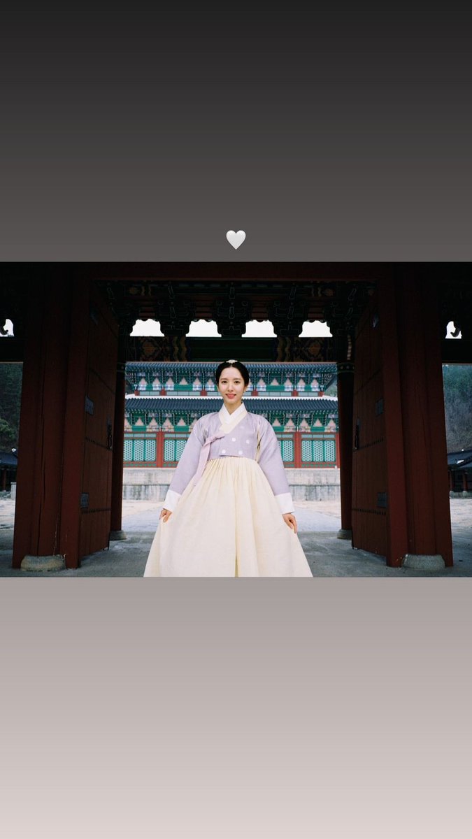 sarwangizna's tweet photo. Potret lainnya dari Lee Yeonju telah terungkap untuk kalian pada hari perayaan 𝖢͟𝗁͟𝗎͟𝗌͟𝖾͟𝗈͟𝗄͟ ini. Putri Yeonju yang selalu tampil anggun dengan hanbok tradisional yang ia kenakan, penampilan yang sangat memikat. Semoga kalian akan menyukai potret yang telah aku unggah! ★ https://t.co/AFmyg2w7Vg