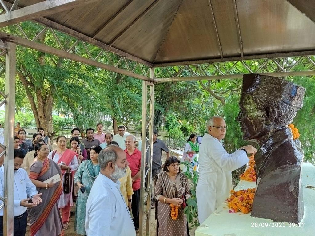 LuSanskritiki's tweet photo. A large number of teachers, staff and students of all the departments, faculties and registrar office of the university paid emotional tribute to the statue of Shaheed Bhagat Singh located near Maitreya Bhawan of Lucknow University by offering flowers.
@lkouniv @profalokkumar https://t.co/t1zrENlAfS